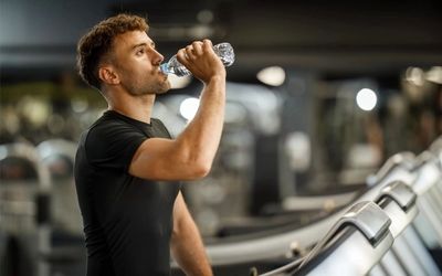 چقدر آب در طول تمرین باید نوشید؟ حقیقتی فراتر از "هر وقت تشنه شدی"