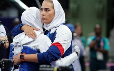 عکس یادگاری خواهر هادی ساعی با تصویر صابر کاظمی