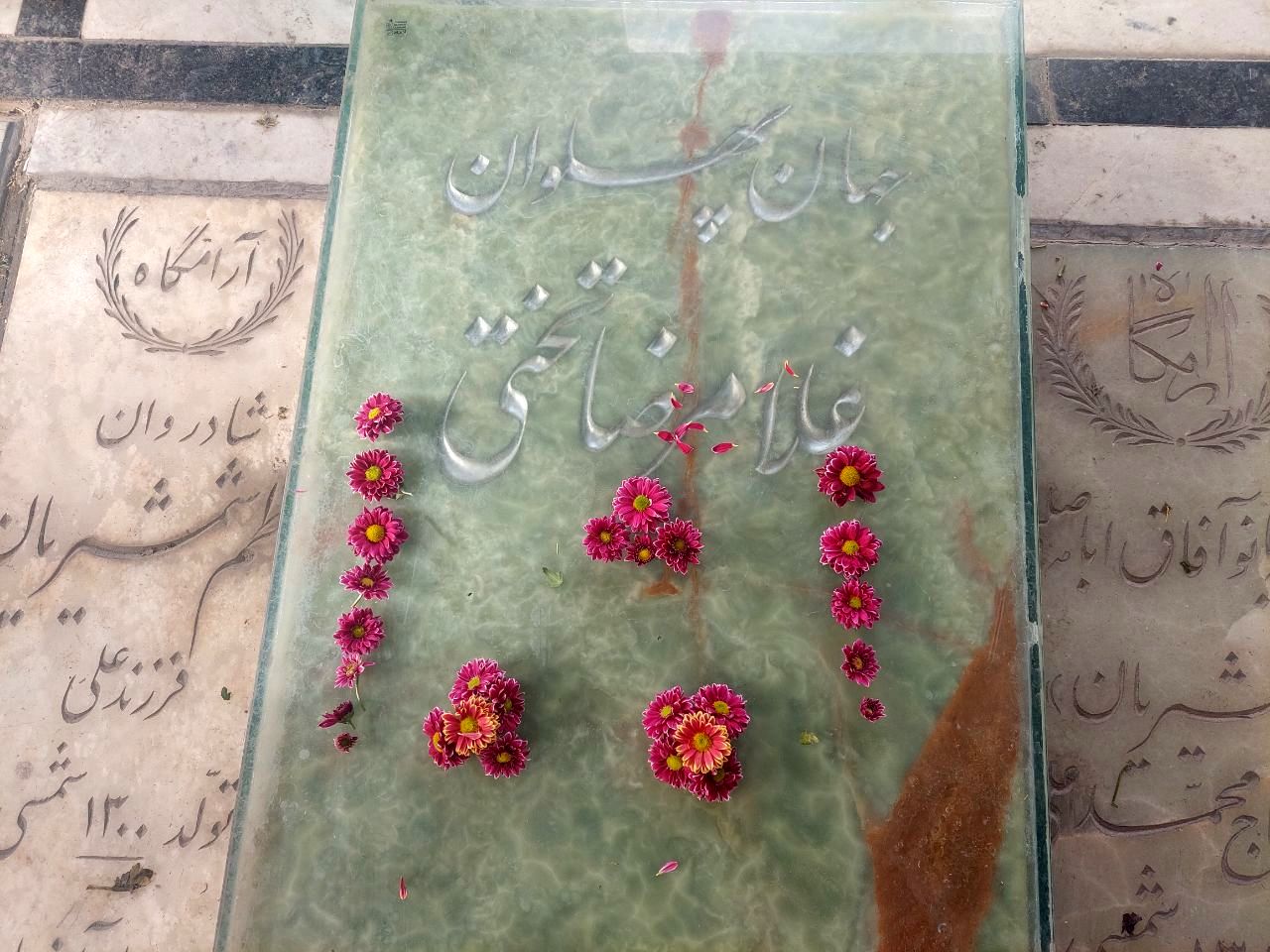 تصاویری از آرامگاه غریب جهان پهلوان تختی و دلنوشته یک هوادار