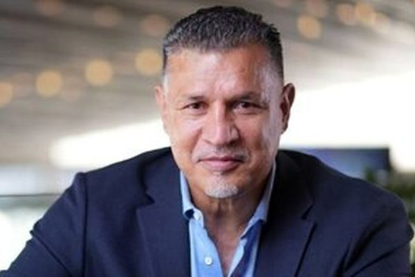 کودک سرطانی در آغوش علی دایی: دیگر آرزویی ندارم