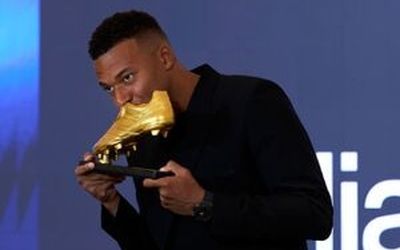 امباپه کفش طلا پوشید/ عکس 