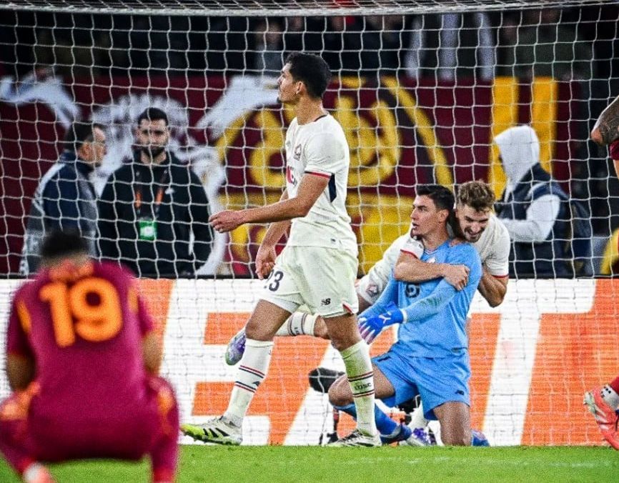 ببینید/ یک اتفاق بسیار نادر در زمین فوتبال