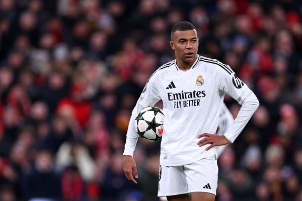 امباپه از بیمارستان مرخص شد/ عکس 