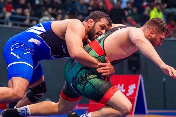 حسن یزدانی برد اما استقلال باخت/ قهرمانی جنجالی بانک شهر در کشتی