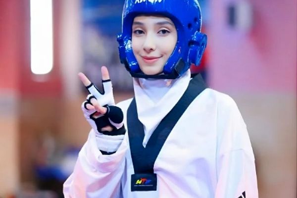 تصویری از مبینا نعمت زاده در پیاده روی اربعین 