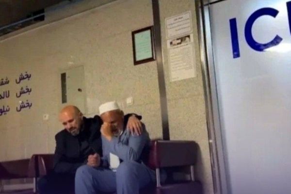 بوسه پدر صابر کاظمی بر دستان پسرش/ تصاویر تلخ 