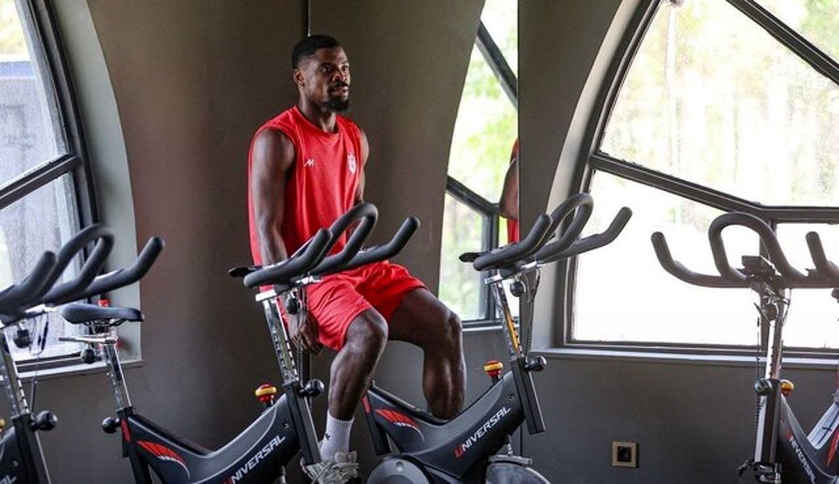 مدافع پرسپولیس در تاتنهام و پاری‌سن‌ژرمن هم با هپاتیت بازی کرد