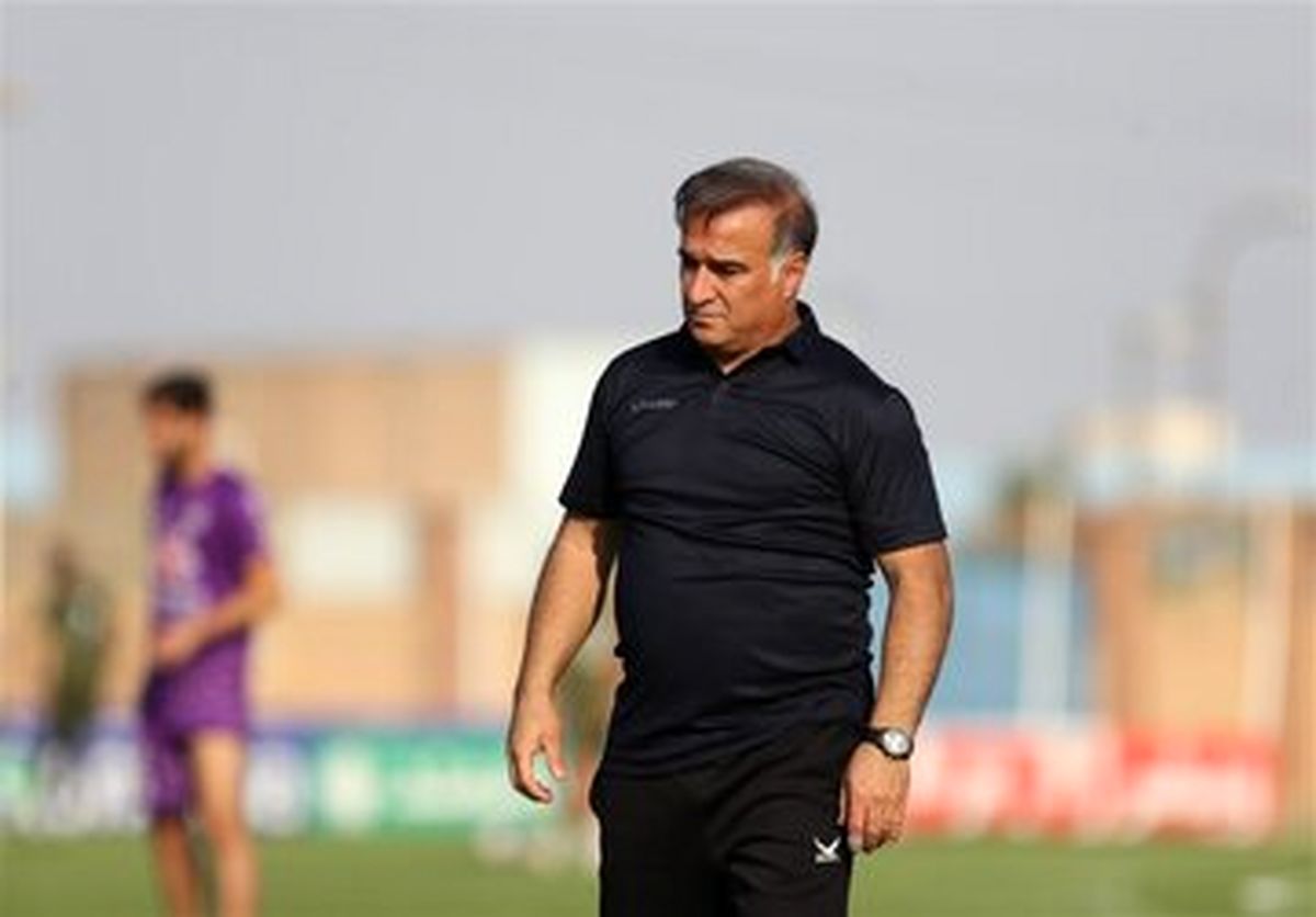 سیروس از پشت فرمان پیکان پیاده شد