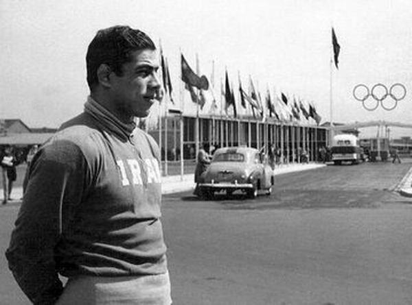 ویگن در کنار غلامرضا تختی در یک مراسم خصوصی؛ اوایل دهه ۴۰/عکس