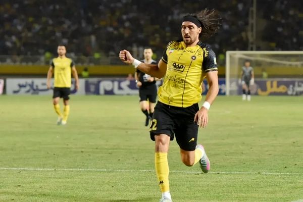 گل اول سپاهان به فجر سپاسی توسط انزو کریولی/ این گل، اصفهان را به صدر جدول برد