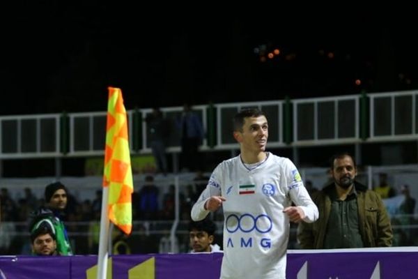 خوشحالی ستاره استقلال بعد از حذف و شکست پرسپولیس مقابل تراکتور/ عکس 