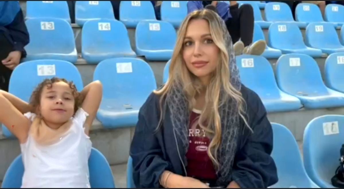 ببینید/ همسر منیر الحدادی، مدل اسپانیایی در استادیوم شهر قدس