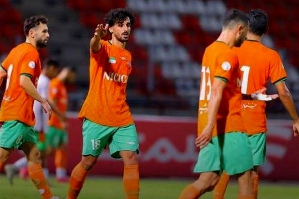 بینی مهاجم مس ۶۰ بخیه خورد!
