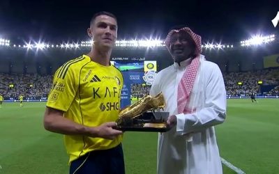 ببینید/ رونالدو از اسطوره فوتبال عربستان کفش طلا گرفت
